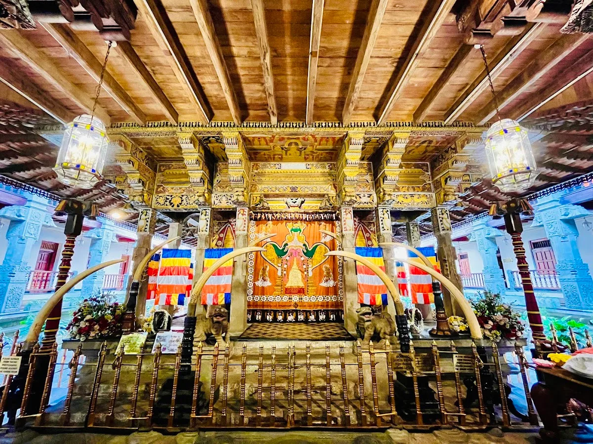Puja matinal en el Templo del Diente