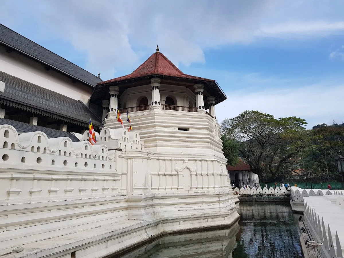 Puja matinal en el Templo del Diente