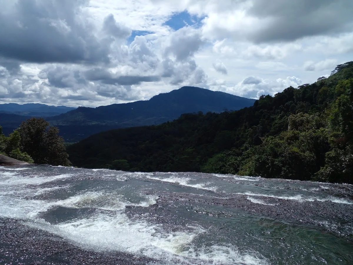Medio día de cascadas panorámicas y pozas naturales