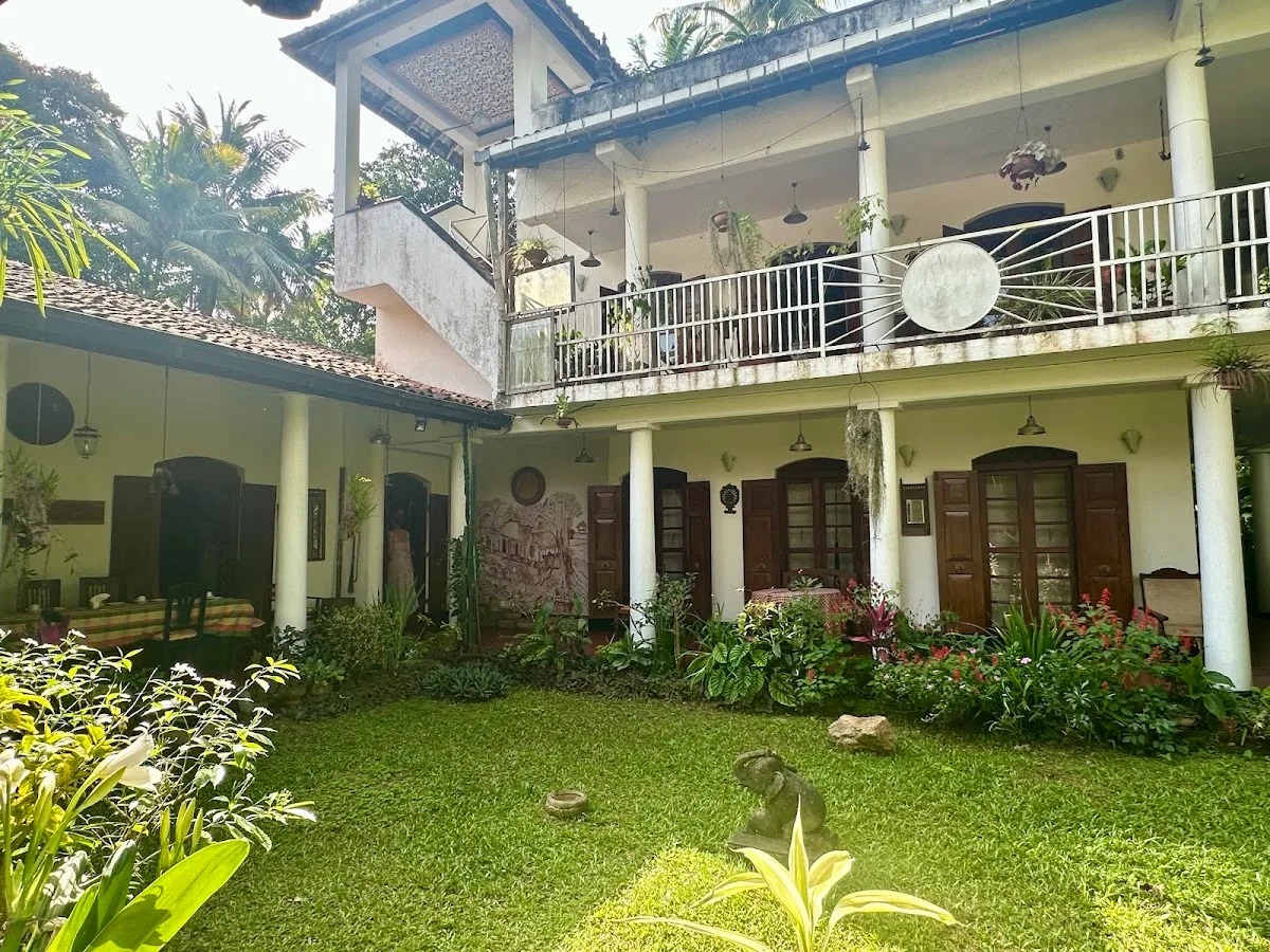 Centro de artes kandyanas con conservador