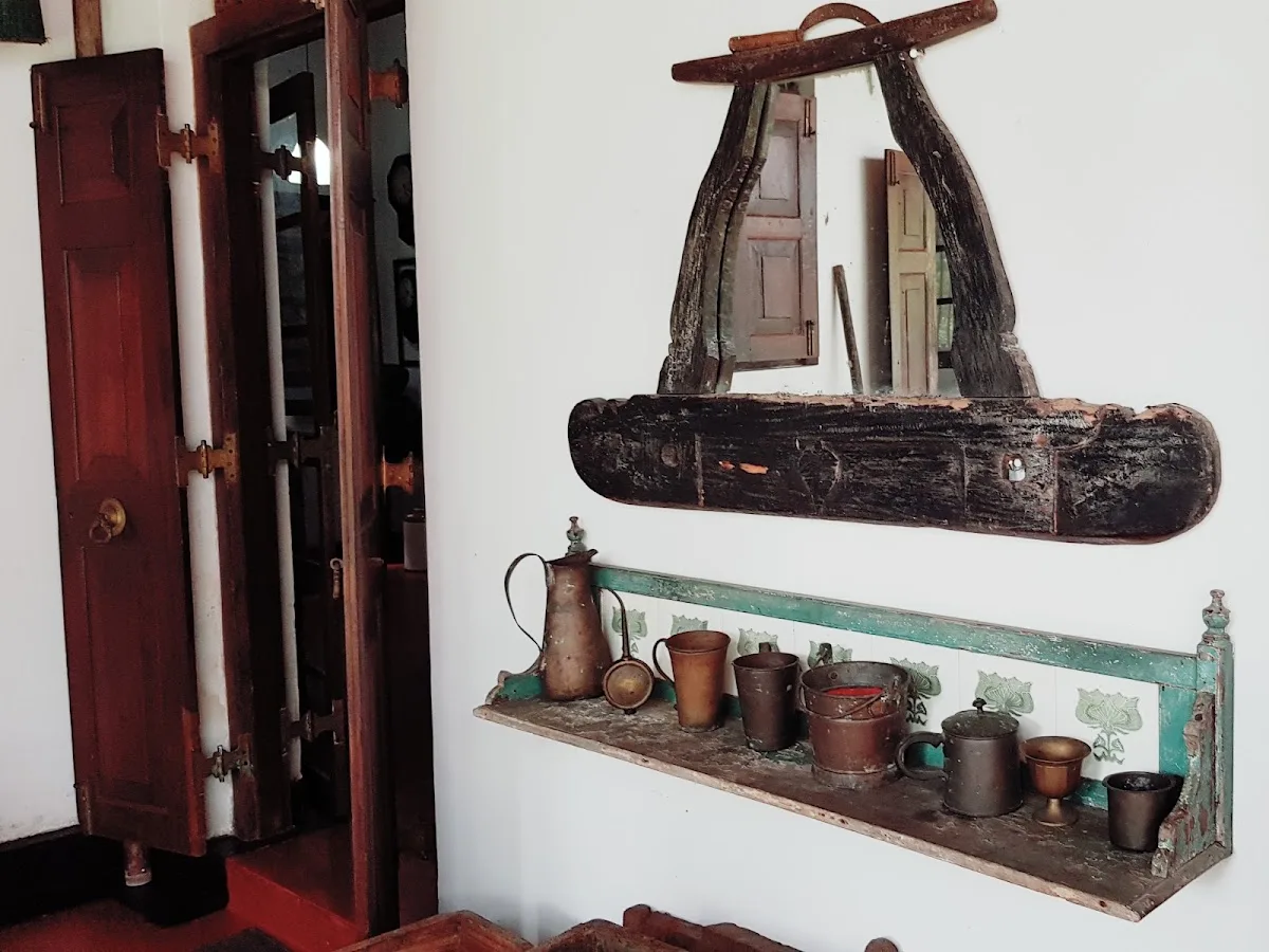 Centro de artes kandyanas con conservador
