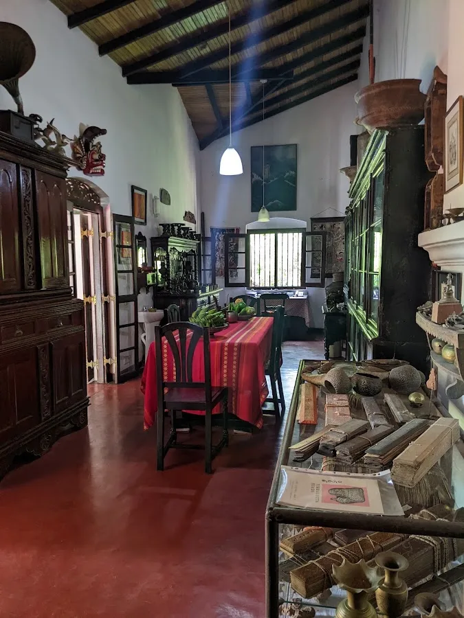 Centro de artes kandyanas con conservador