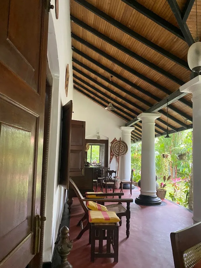 Centro de artes kandyanas con conservador