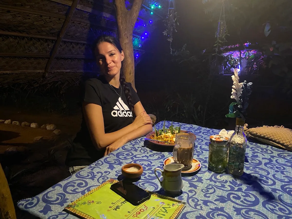 Cocina villageoisa con una familia anfitriona