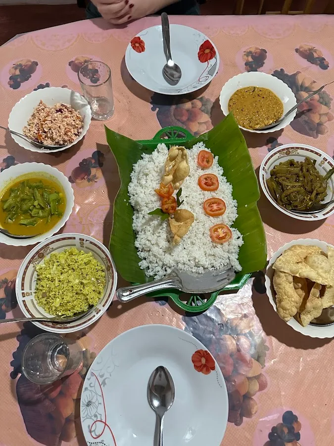 Cocina villageoisa con una familia anfitriona