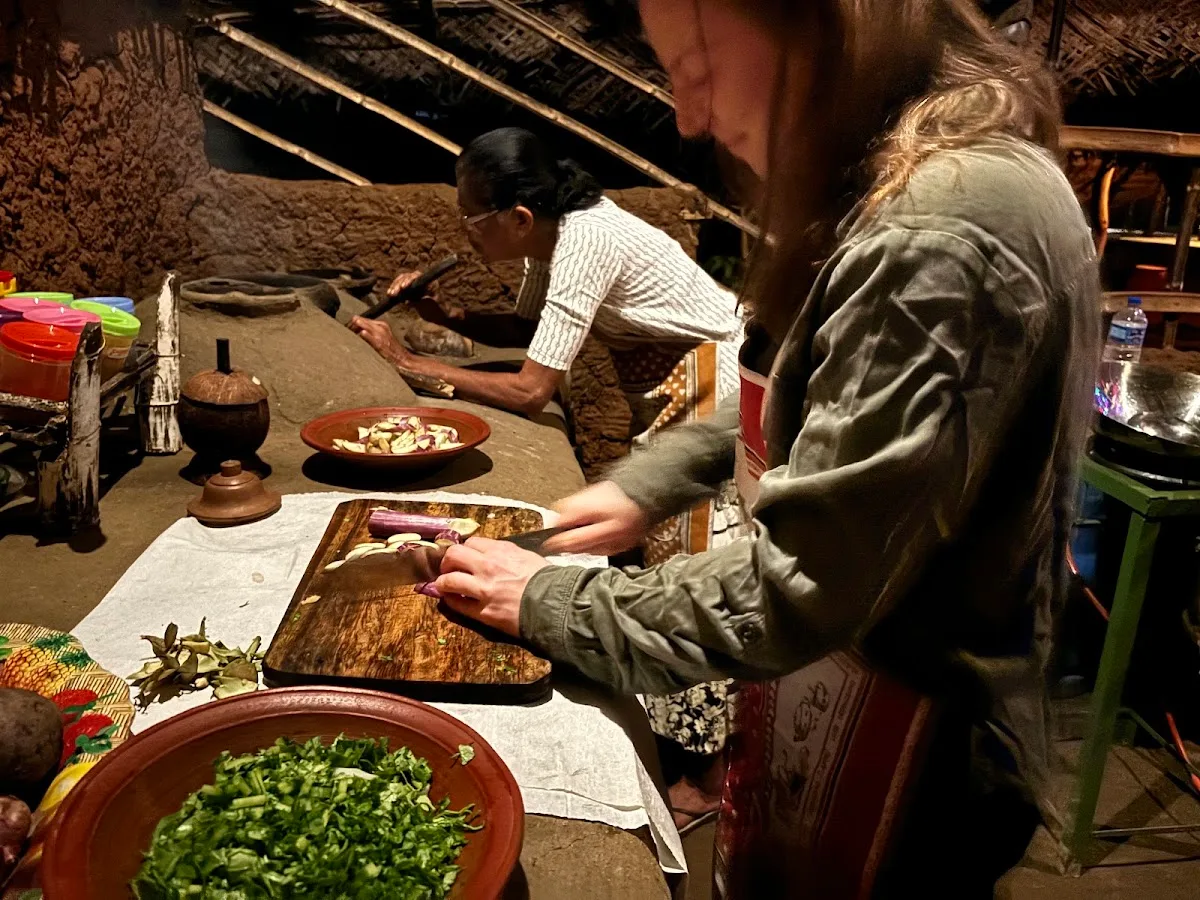 Cocina villageoisa con una familia anfitriona